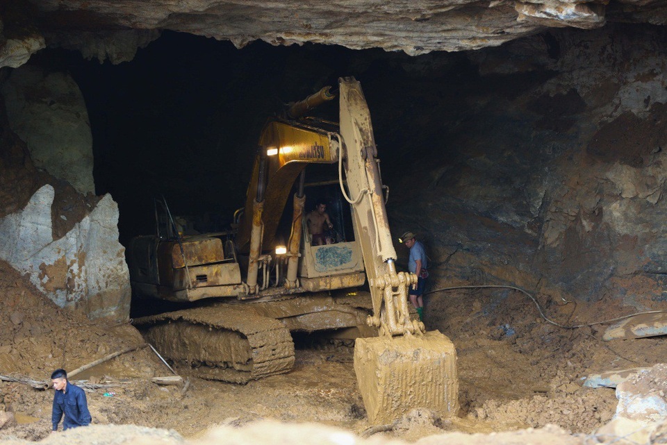 Vụ hai phu vàng mắc kẹt trong hang: Khẩn trương giải cứu, chạy đua cùng thời gian - 8
Đến 16h30 ngày 7/11, đường ống dẫn nước từ trong hang vàng đã được khắc phục xong, công tác cứu hộ, cứu nạn được nối lại.
