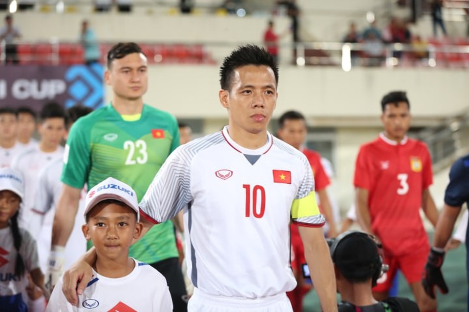 
Thủ quân Văn Quyết dẫn đầu đội tuyển Việt Nam bước ra sân
