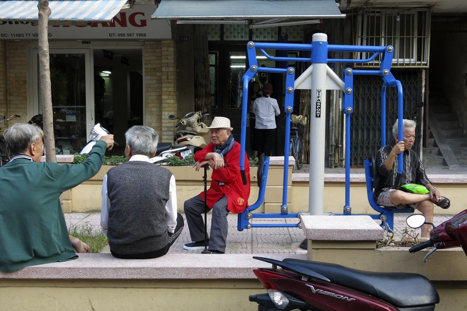 Bất ngờ với khu vui chơi mới tại các khu tập thể cũ ở Hà Nội - 7 Nơi đây đặc biệt thu hút người hưu trí, các cụ già trẻ nhỏ, khu vực sinh hoạt cộng đồng vô cùng có ích trong các khu nhà tập thể.