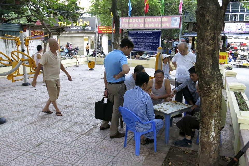 Bất ngờ với khu vui chơi mới tại các khu tập thể cũ ở Hà Nội - 8 Các thiết bị thể thao mới đã mang lại diện mạo mới cho khu dân cư, thu hút đông đảo các tầng lớp nhân dân đến vui chơi.