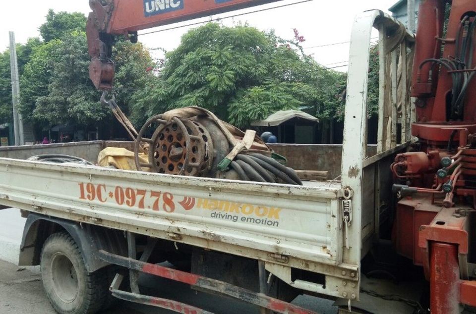 Vụ 2 phu vàng mắc kẹt: Bùn vẫn dày hàng mét, huy động thêm máy bơm công suất lớn - 2 Vụ 2 phu vàng mắc kẹt: Bùn vẫn dày hàng mét, huy động thêm máy bơm công suất lớn - 2