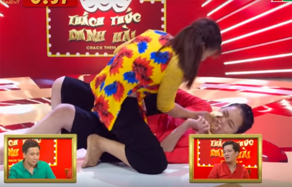 Trấn Thành bỏ tiền túi “đền” cho chương trình “Thách thức danh hài” vì lỡ cười “dễ dãi” - 2
Tiếp tục thi đấu ở vòng 3 để lấy giải thưởng 20 triệu, Thị Hậu và Thị Sinh tiếp diễn biến ở phần thi trước. Lần này có vẻ “nặng đô” hơn khi vừa giành giật vừa “đè” nhau ra, lăn lộn trên sân khấu.