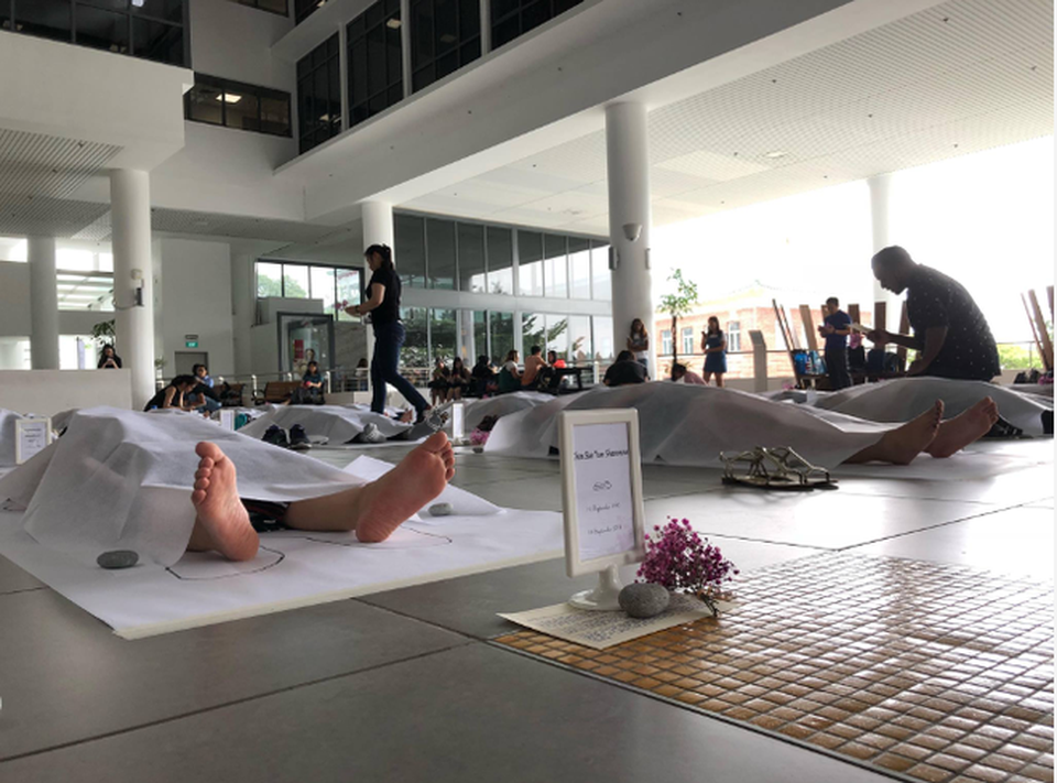 Trường đại học cho sinh viên... đắp khăn tang để trải nghiệm cái chết - 3 Trường đại học cho sinh viên... đắp khăn tang để trải nghiệm cái chết - 3