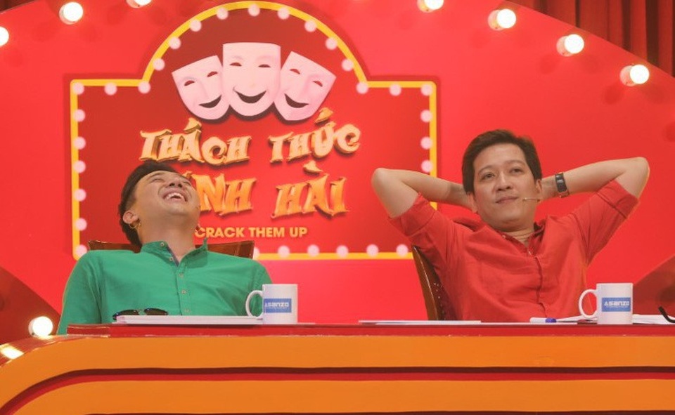 Trấn Thành bỏ tiền túi “đền” cho chương trình “Thách thức danh hài” vì lỡ cười “dễ dãi” - 3
Ở phần thi này 2 thí sinh có phần “lầy lội”, xuống phong độ nhưng bất ngờ Trấn Thành bật cười trong sự ngỡ ngàng của tất cả mọi người có mặt ở trường quay. Trong khi đó, giám khảo Trường Giang vẫn giữ thái độ rất nghiêm túc.