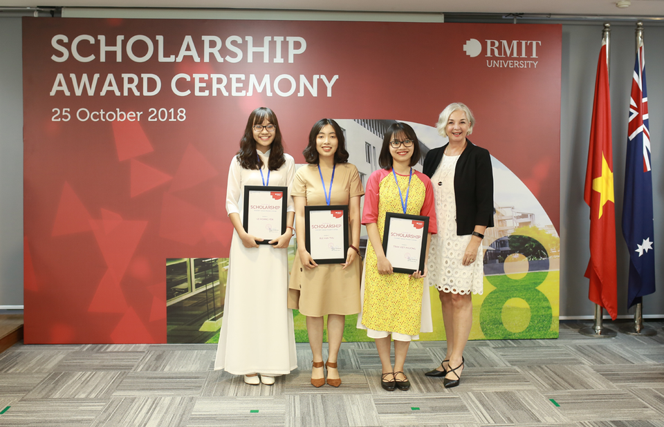 RMIT trao tặng 32 tỉ đồng học bổng năm 2018 - 2 Hiệu trưởng RMIT Việt Nam, Giáo sư Gael McDonald trao học bổng Hiệu trưởng trị giá 100% học phí cho các tân sinh viên.