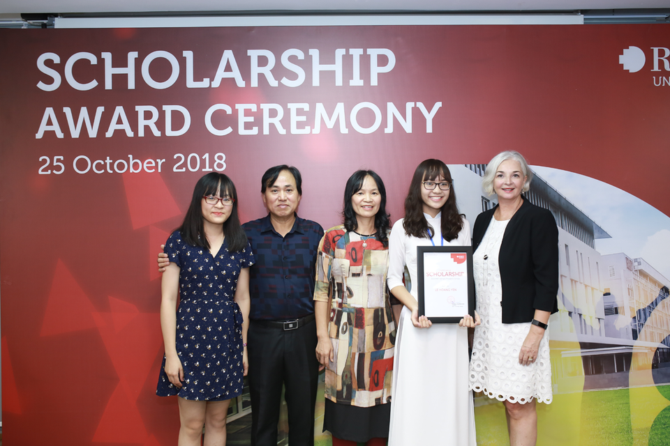 RMIT trao tặng 32 tỉ đồng học bổng năm 2018 - 3 Niềm vui của tân sinh viên và gia đình khi nhận học bổng danh giá từ RMIT Việt Nam.