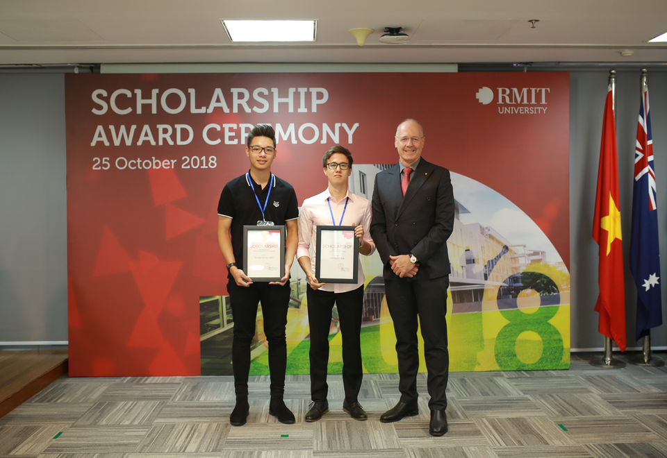 RMIT trao tặng 32 tỉ đồng học bổng năm 2018 - 4 Ông Phillip Dowler, trưởng đại diện cơ sở Hà Nội trao học bổng Giáo sư Nguyễn Văn Đạo và Giáo sư Luke McLachlan cho các sinh viên xuất sắc.