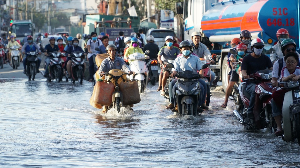 Triều cường dâng cao, người Sài Gòn lội nước về nhà - 6 Triều cường dâng cao, người Sài Gòn lội nước về nhà - 6