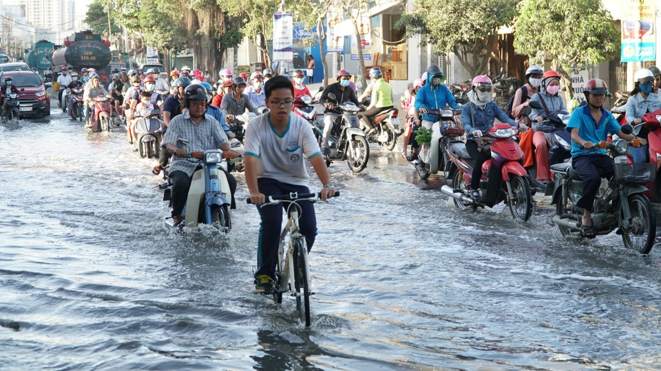 Triều cường dâng cao, người Sài Gòn lội nước về nhà - 5 Triều cường dâng cao, người Sài Gòn lội nước về nhà - 5