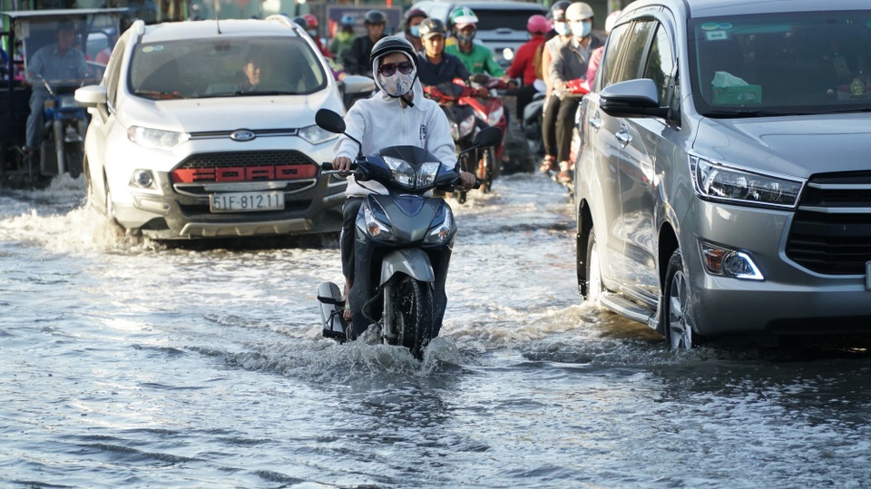 Triều cường dâng cao, người Sài Gòn lội nước về nhà - 4 Triều cường dâng cao, người Sài Gòn lội nước về nhà - 4