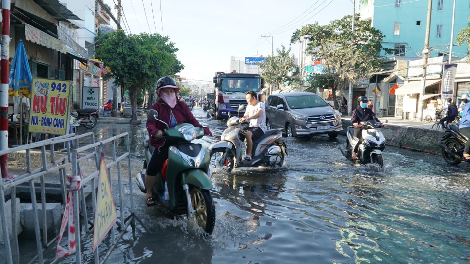 Triều cường dâng cao, người Sài Gòn lội nước về nhà - 2 Đoạn qua các đoạn cống đang thi công rất nguy hiểm
