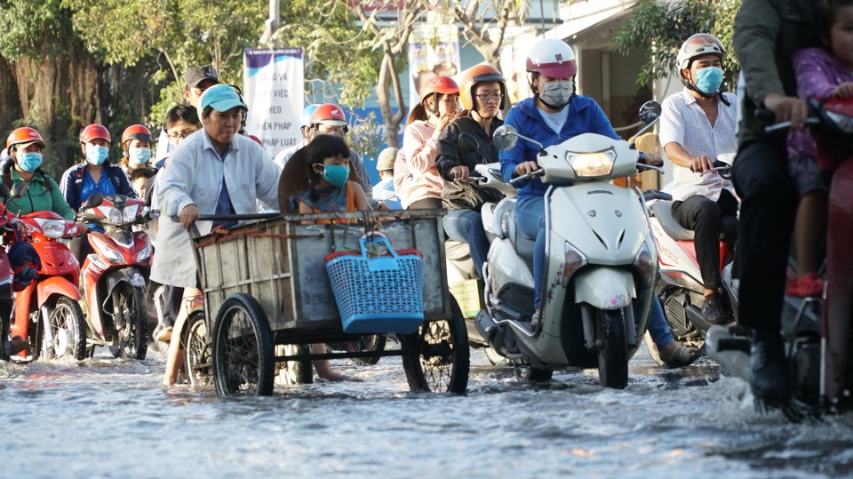 Triều cường dâng cao, người Sài Gòn lội nước về nhà - 3 Triều cường dâng cao, người Sài Gòn lội nước về nhà - 3