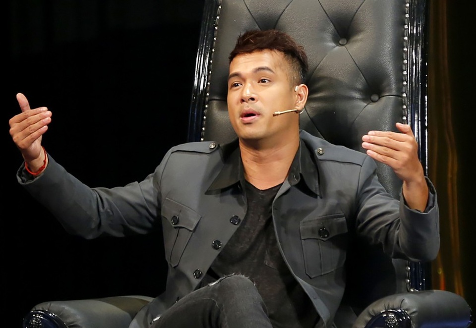 Trương Ngọc Ánh: “Nghệ sĩ có thể kiếm tiền bằng mọi cách nhưng không kiếm tiền bằng mọi giá” - 3 Anh cho rằng việc kiếm tiền là tất nhiên, nhưng phải chứng minh được giá trị của mình, khi mình có giá trị thì đồng tiền sẽ đi theo mình. Anh nói: “Cuộc đời con người cuối cùng cũng quy về 1 điều là hạnh phúc. Đừng để tuổi trẻ bán sức kiếm tiền để rồi đến lúc già dùng tiền Đừng phấn đấu để có 1 nghĩa địa 5 sao, 1 bệnh viện 5 sao. Hãy lắng nghe cơ thể và xác định được mình muốn cái gì và học hỏi mỗi ngày”.