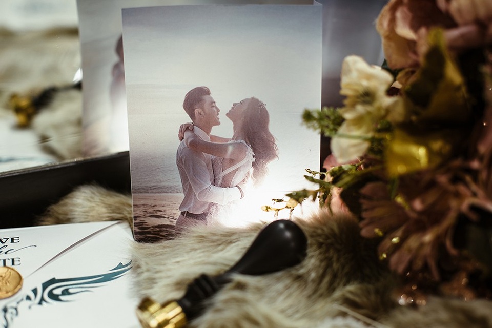 Hé lộ thiệp cưới Ưng Hoàng Phúc - Kim Cương - 6 Trên thiệp cưới chính là khoảnh khắc hạnh phúc của cặp đôi được ghi lại trong lễ đính hôn trên bãi biển.
