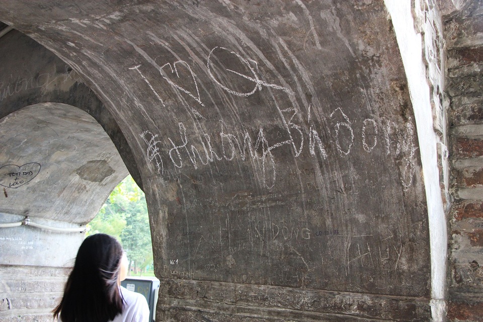 Nhiều di tích ở Hà Nội bị khắc bậy, vẽ bẩn - 8 Tuy nhiên, hiện nay Tháp Hòa Phong cũng đang bị tình trạng vẽ bẩn, khắc bậy chi chít trên tường và vòm của Tháp.