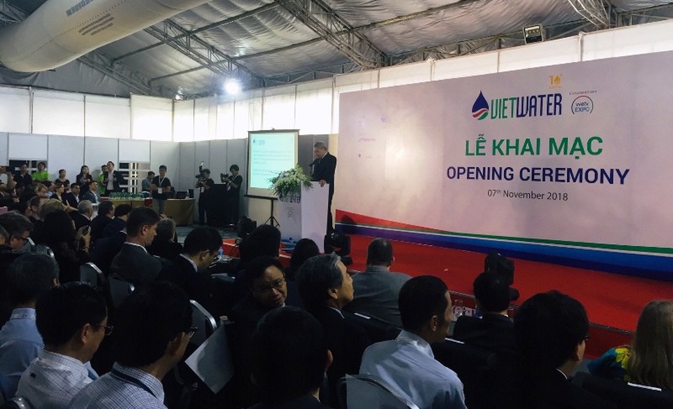 Thứ trưởng Bộ Xây dựng: Không đánh đổi môi trường để phát triển kinh tế - 1 Ông Bùi Phạm Khánh, Thứ trưởng Bộ Xây dựng phát biểu tại Triển lãm Quốc tế ngành nước Vietwater 2018 với hơn 500 đơn vị tham gia.