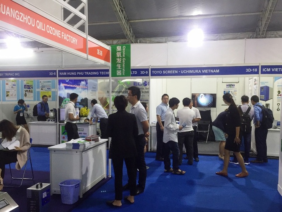 Thứ trưởng Bộ Xây dựng: Không đánh đổi môi trường để phát triển kinh tế - 2 Các doanh nghiệp tham gia triển lãm ngành nước với nhiều sản phẩm có công nghệ tiên tiến, hiện đại.