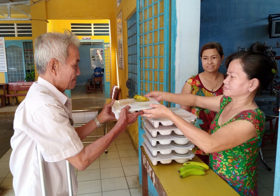 Giáo viên về hưu mở bếp ăn dành cho người bán vé số - 1 Các thiện nguyện phục vụ ở bếp ăn dành cho người bán vé số chủ yếu là các giáo viên về hưu đang sinh hoạt trong Hội cựu giáo chức TP Sa Đéc, tỉnh Đồng Tháp