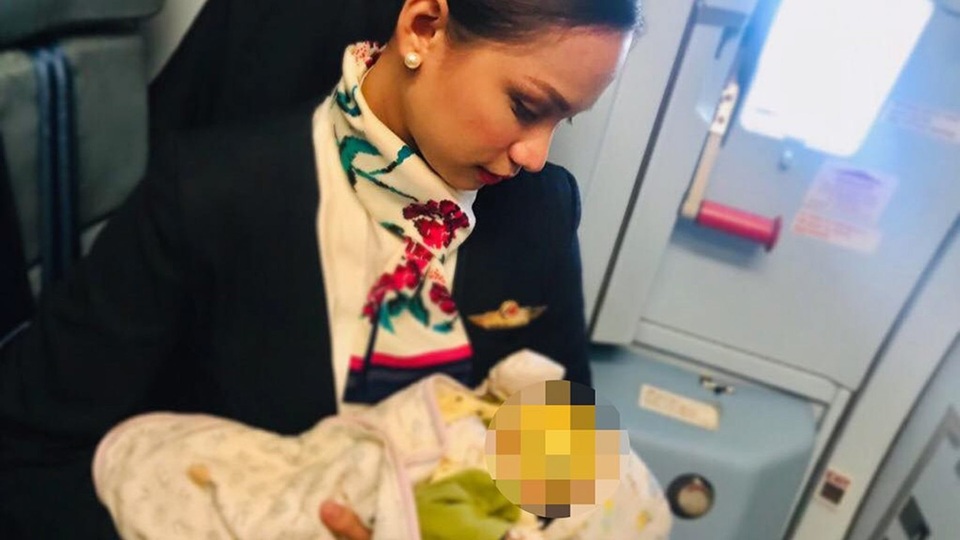 Nữ tiếp viên hàng không cho con của hành khách bú ngay trên máy bay - 1 Nữ tiếp viên hành không cho con của hành khách bú trên máy bay