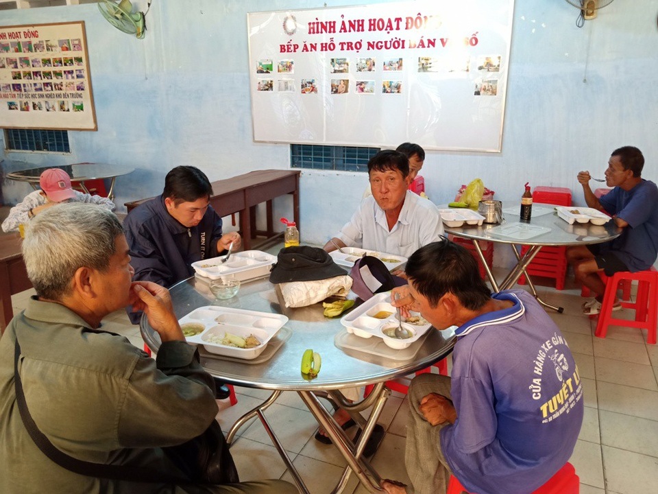 Giáo viên về hưu mở bếp ăn dành cho người bán vé số - 2 Hiện tại bếp ăn phục vụ cho gần 200 người bán vé số trên địa bàn TP Sa Đéc và một số huyện lân cận. Bếp ăn phục vụ từ thứ hai đến thứ bảy hàng tuần.