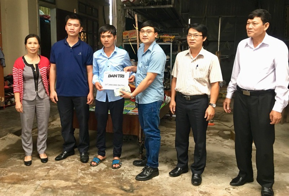 Phóng viên Dân trí cùng đạo diện chính quyền địa phương trao số tiền gần 200 triệu đồng đến gia đình Hoàng Dung.