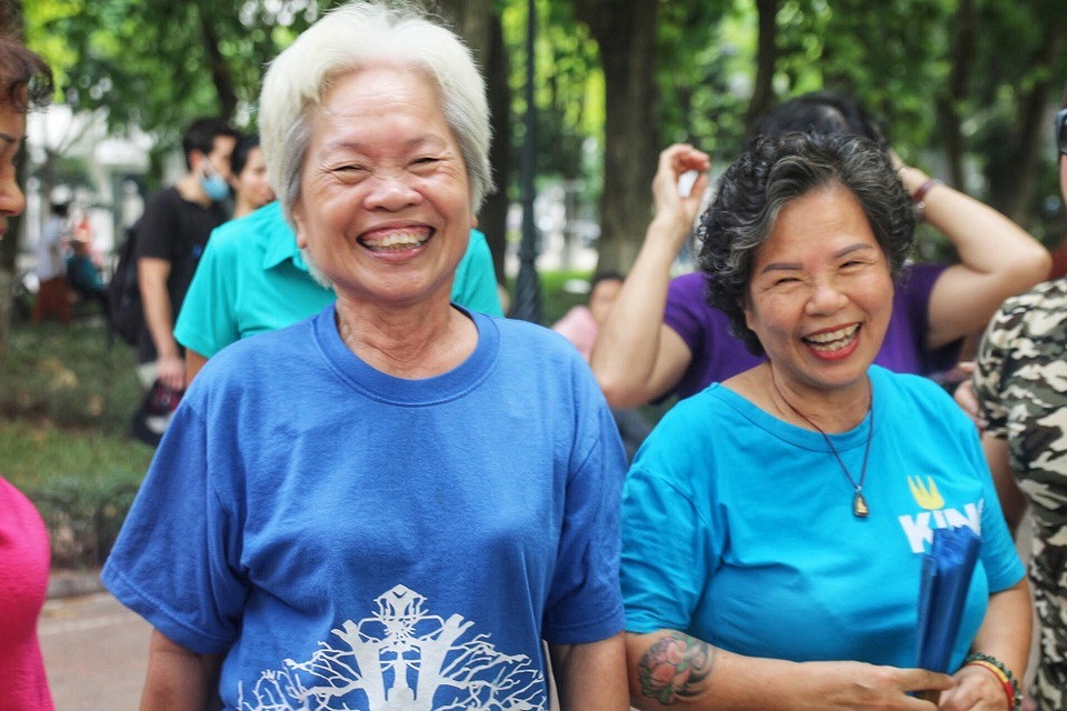 Các cụ già U80 nhảy hiphop cực chất bên Hồ Gươm - 4 Cả câu lạc bộ luôn ngập tràn tiếng cưới nói vui vẻ trong suốt khoảng thời gian tập.