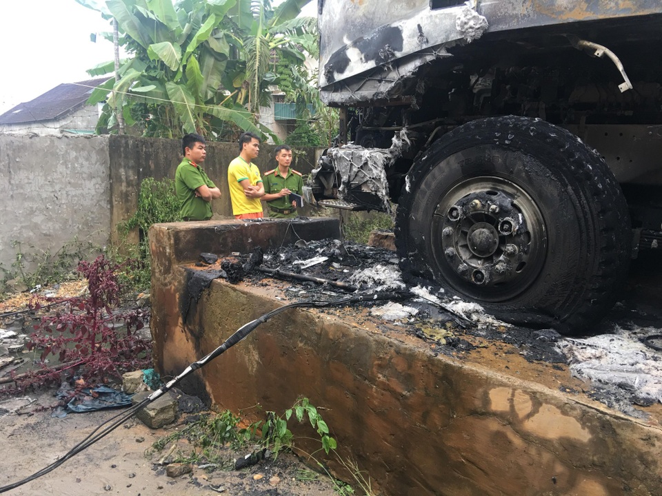 Xe mới mua hơn 1 tỷ bất ngờ cháy rụi - 2
Lốp xe đè lên một đường dây điện lớn.