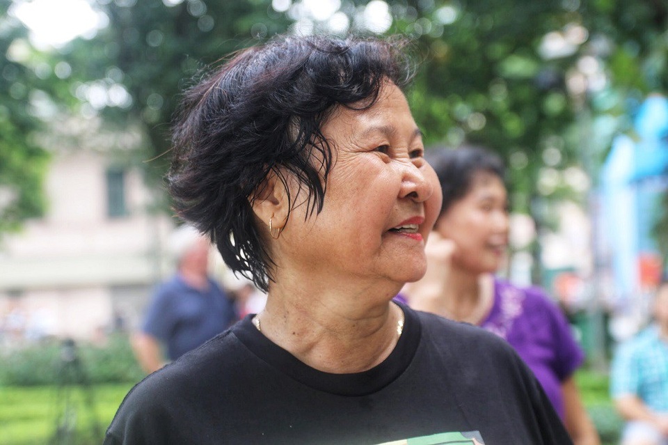 Các cụ già U80 nhảy hiphop cực chất bên Hồ Gươm - 5 Một thành viên mới chưa quen động tác thích thú nghe hướng dẫn.