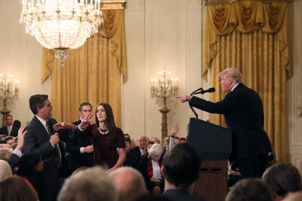 Phóng viên CNN bị Nhà Trắng cấm cửa và những lần "đấu khẩu" với Tổng thống Trump - 1 Tổng thống Trump chỉ trích phóng viên CNN Jim Acosta (Ảnh: Reuters)