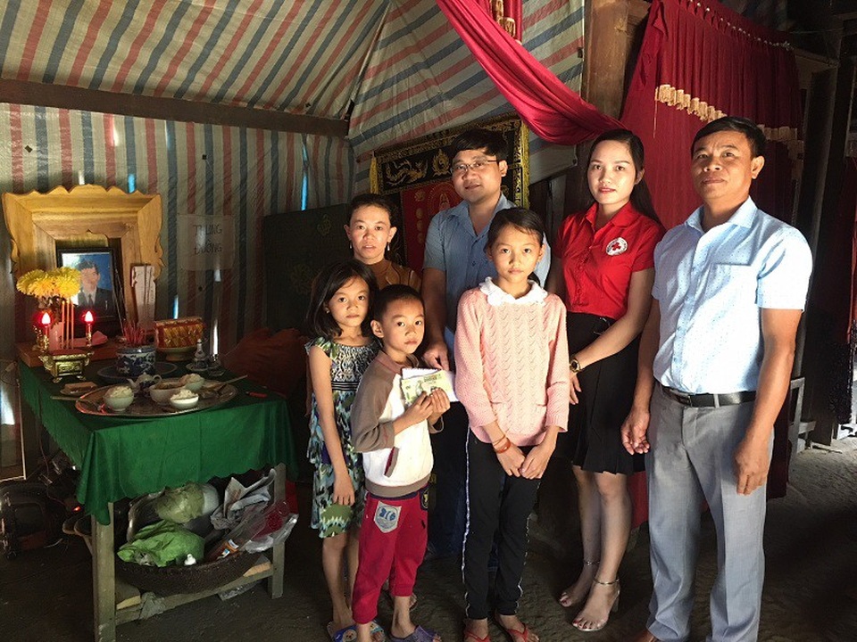 Trước đó, Báo Dân trí cũng đã tiếp tục trao số tiền 4.200.000 đồng cho gia đình chị Đinh Thị Hạnh