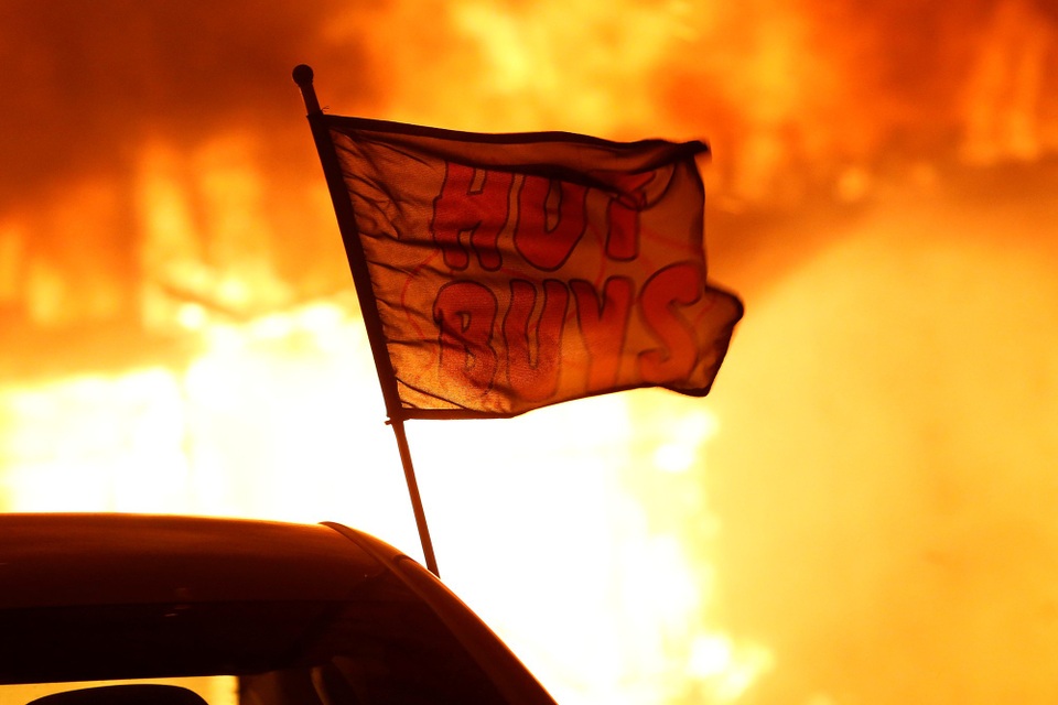 Cháy rừng dữ dội ở California, hàng nghìn người phải sơ tán - 2 Ngọn lửa trong vụ cháy rừng có tên Camp Fire bùng cháy vào sáng ngày 8/11, lan truyền nhanh với tốc độ khủng khiếp qua hạt Buttle với tốc độ tương đương với 80 sân bóng đá mỗi phút. Cho tới nay, lửa đã thiêu rụi hơn 8.000 héc-ta đất, làm bị thương các lính cứu hỏa và cư dân, buộc các bệnh viện và trường học phải di tản.