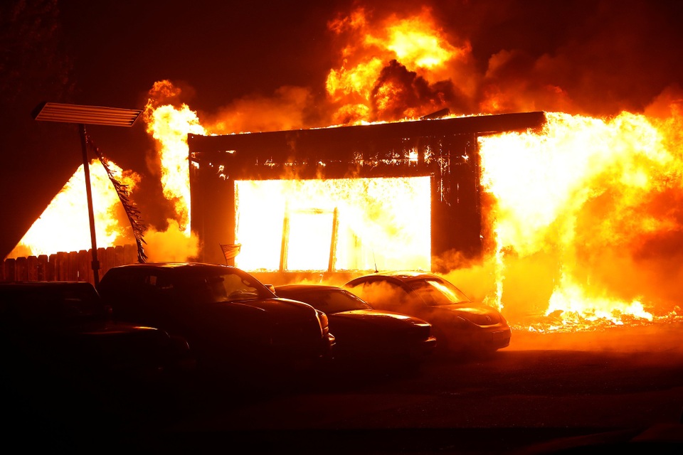 Cháy rừng dữ dội ở California, hàng nghìn người phải sơ tán - 7 Rất nhiều người ở hạt Butte đã bắt đầu di tản tới các trại trú ẩn, tuy nhiên các trại này đã bắt đầu có dấu hiệu quá tải vào tối 8/11 và chính quyền địa phương đang chỉ đạo mọi người di chuyển tới một khu vực khác để lánh nạn.