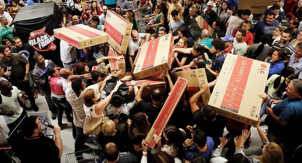 Mua hàng online đang thay đổi ngày Black Friday như thế nào? - 2 Trong ngày này, rất nhiều sản phẩm được giảm giá mạnh, khiến người mua thậm chí phải giành giật nó với những người khác.