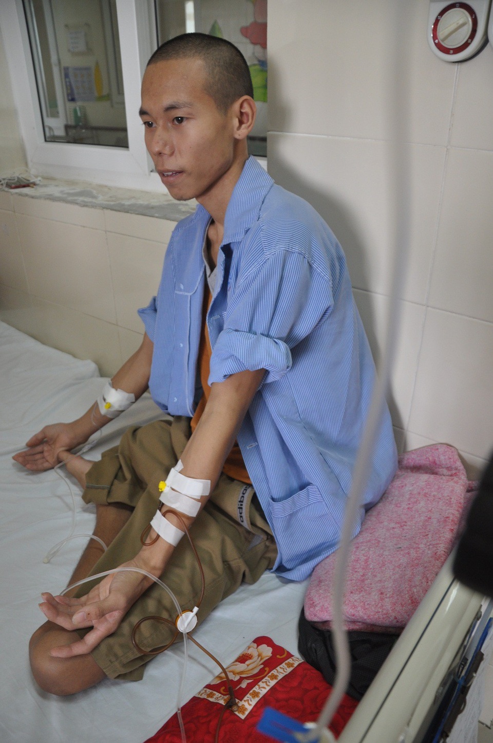 Bố đi lấy vợ, mẹ đi lấy chồng, chàng trai trẻ một mình chống chọi với căn bệnh ung thư xương - 1 Bị căn bệnh ung thư xương, Phát lên viện điều trị chỉ có một mình.