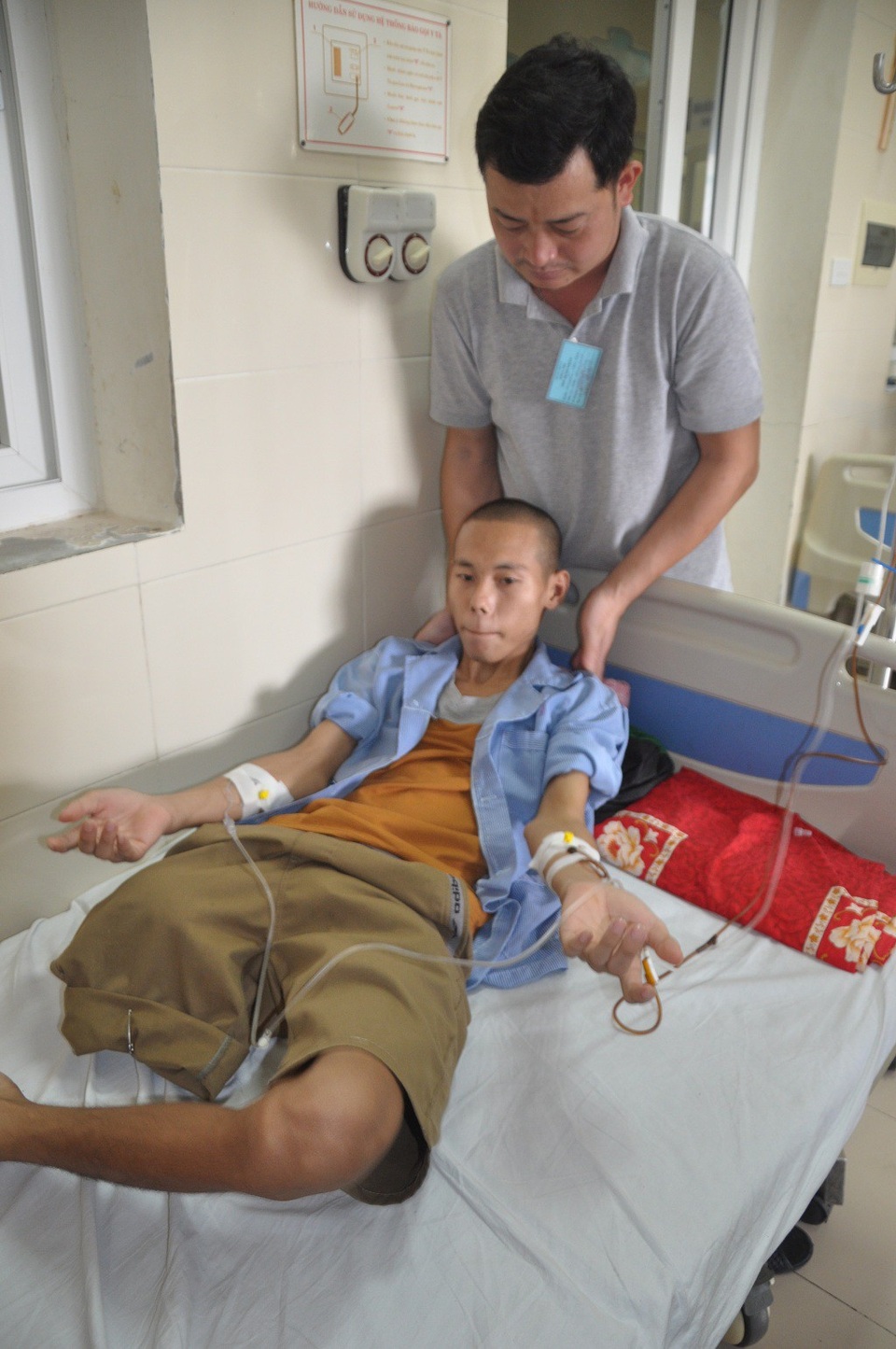 Bố đi lấy vợ, mẹ đi lấy chồng, chàng trai trẻ một mình chống chọi với căn bệnh ung thư xương - 2 Mọi sinh hoạt của em phải nhờ người nhà của các bệnh nhân khác giúp đỡ.