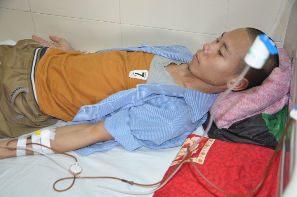 Bố đi lấy vợ, mẹ đi lấy chồng, chàng trai trẻ một mình chống chọi với căn bệnh ung thư xương - 4 Phát ước gì có bố hoặc mẹ lên viện với mình.