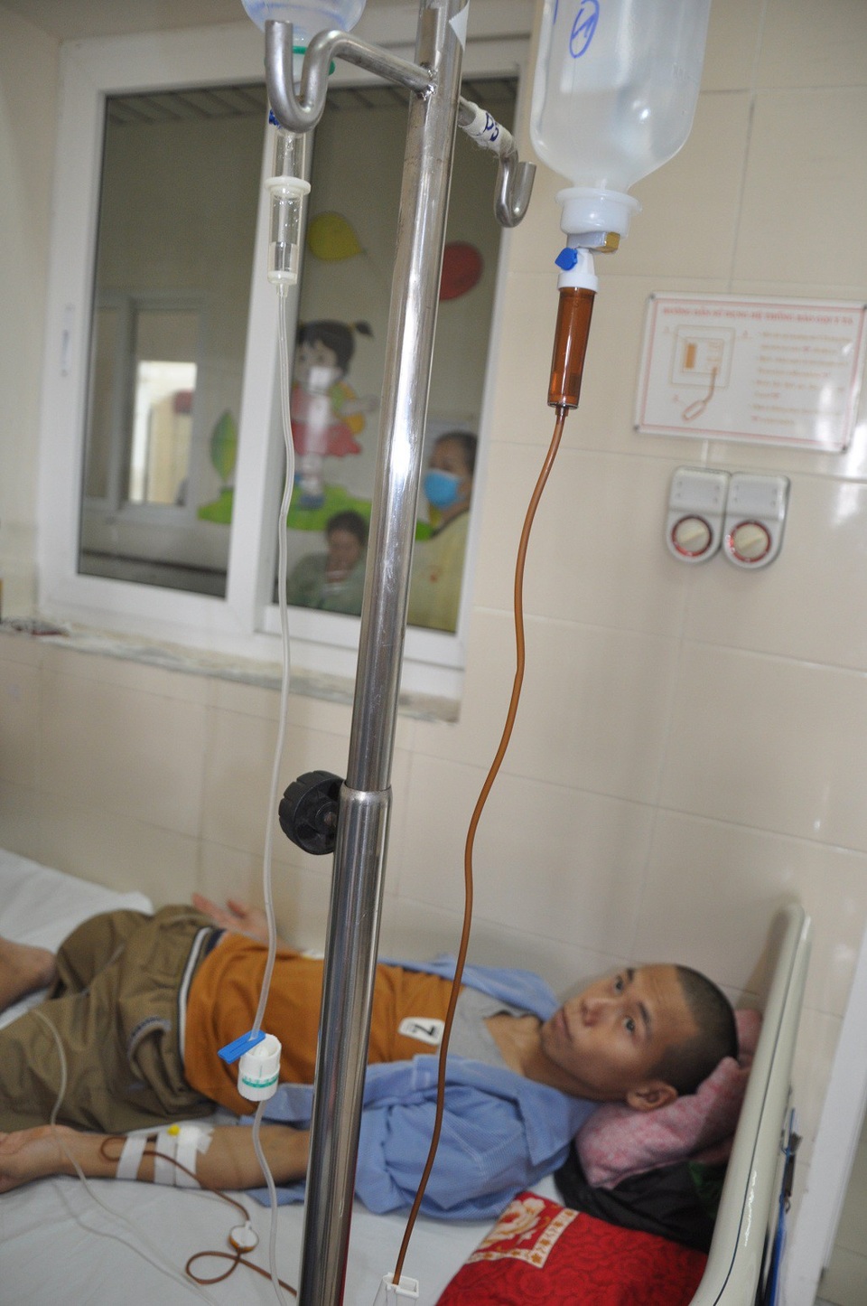 Bố đi lấy vợ, mẹ đi lấy chồng, chàng trai trẻ một mình chống chọi với căn bệnh ung thư xương - 3 Sự sống của em phụ thuộc vào sự giúp đỡ của mọi người để có tiền đi chữa trị.