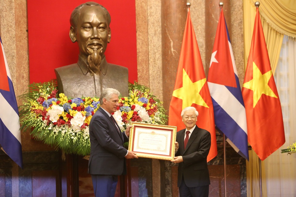Việt Nam trao tặng Huân chương Hồ Chí Minh cho Chủ tịch Cuba - 3 Việt Nam trao tặng Huân chương Hồ Chí Minh cho Chủ tịch Cuba - 3