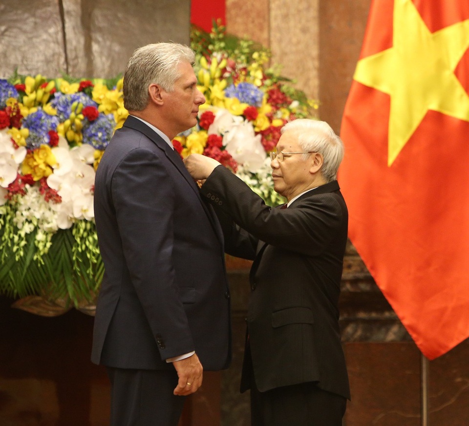 Việt Nam trao tặng Huân chương Hồ Chí Minh cho Chủ tịch Cuba - 2 Tổng Bí thư, Chủ tịch nước Nguyễn Phú Trọng trao tặng Huân chương Hồ Chí Minh cho Chủ tịch Hội đồng Nhà nước và Hội đồng Bộ trưởng nước Cộng hòa Cuba Miguel Mario Diáz Canel Bermúdez.
