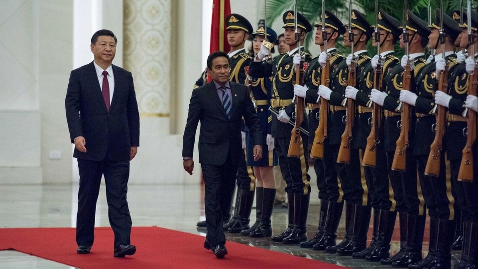 Maldives loay hoay thoát khoản nợ khổng lồ với Trung Quốc - 2
Chủ tịch Trung Quốc Tập Cận Bình đón cựu Tổng thống Maldives Abdulla Yameen tại Bắc Kinh năm 2017. (Ảnh: AFP)