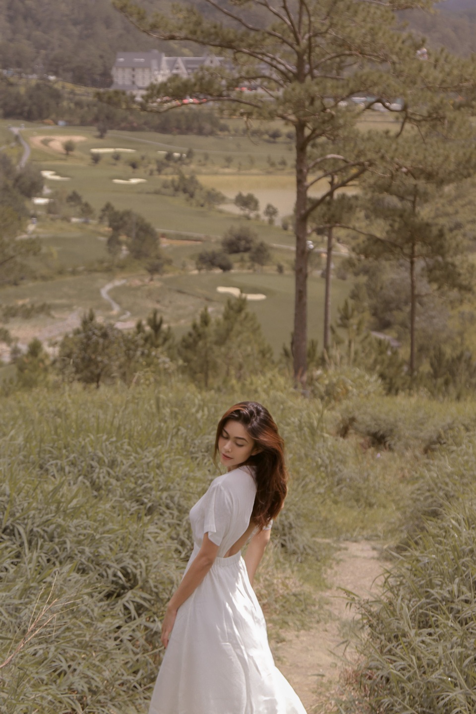 Nàng Hậu lần lượt thả mình trong những bộ cánh toát lên vẻ dịu dàng, nữ tính, hoàn toàn xa lạ với hình ảnh gợi cảm, nữ quyền thường thấy. Có thể nói, nhan sắc Mâu Thủy đang ở độ chín muồi, rực rỡ nhất.