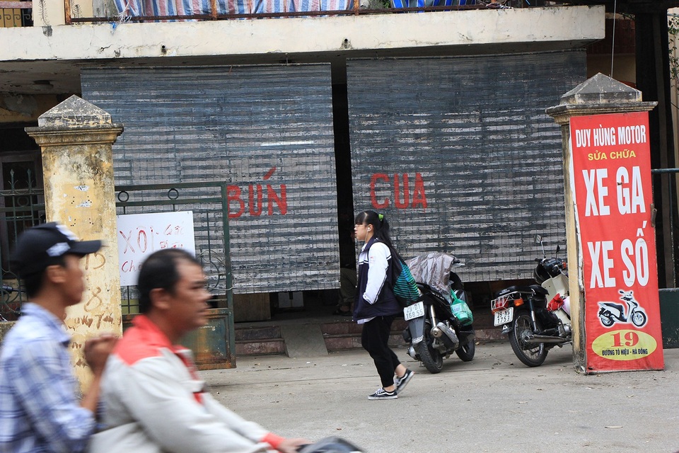 Trụ sở cơ quan nhà nước bị bỏ hoang suốt 10 năm ở Hà Nội - 9
Hàng quán mọc trong trụ sở cơ quan nhà nước.