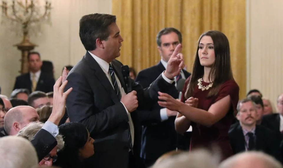 Nhà Trắng bị nghi chỉnh sửa video vụ phóng viên đấu khẩu với ông Trump - 1
Nữ thực tập sinh Nhà Trắng đã tìm cách lấy lại micro của phóng viên Jim Acosta trong cuộc họp báo của Tổng thống Trump. (Ảnh: Reuters)