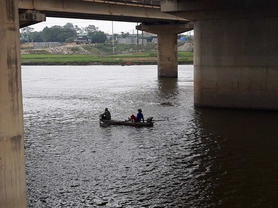 Nam thanh niên cứu bạn gái nhảy cầu, cả 2 cùng chết đuối - 2 Các thuyền đang tìm kiếm người mất tích