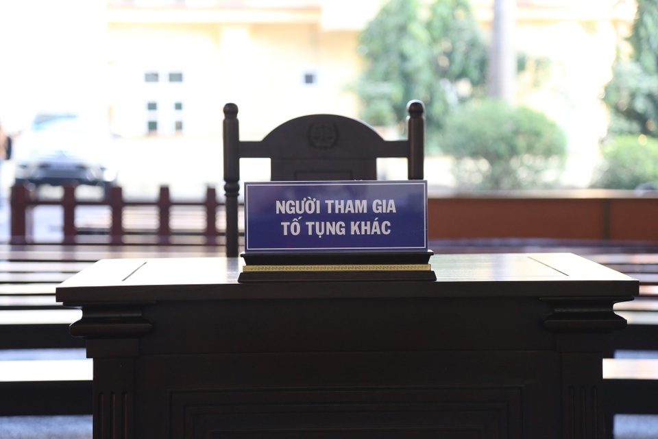 Cựu trung tướng Phan Văn Vĩnh bị ngất và ngã trong bệnh viện - 6 Cựu trung tướng Phan Văn Vĩnh bị ngất và ngã trong bệnh viện - 6