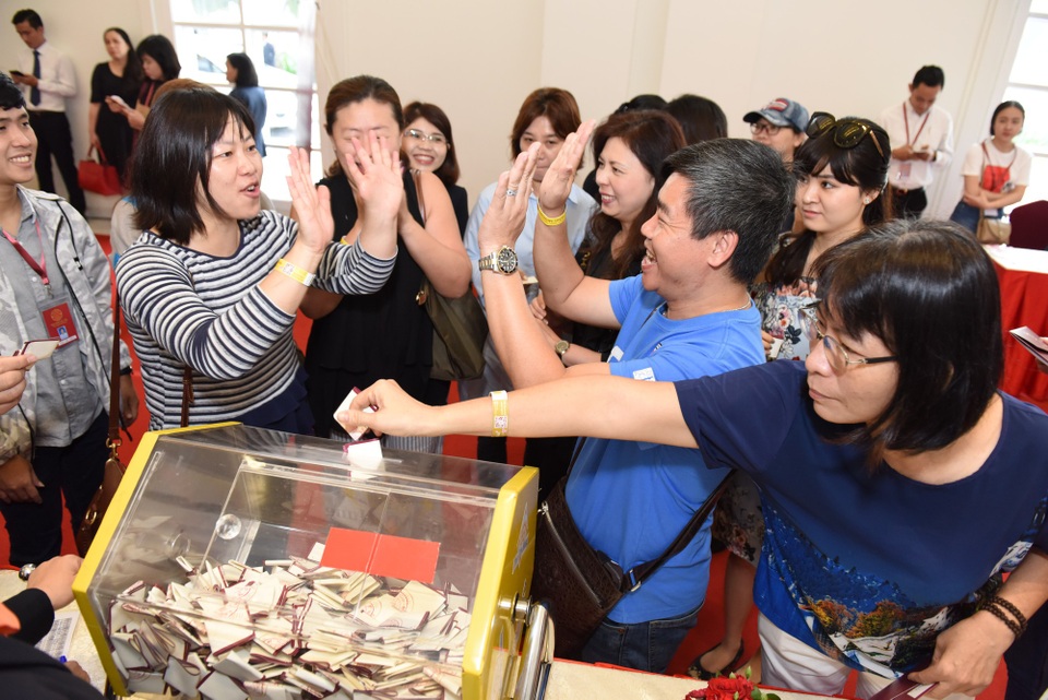 Lạ kỳ chuyện mua nhà tiền tỷ mà phải xét duyệt hồ sơ - 2 Trước đó, thì họ sẽ bỏ thăm vào thùng và tham gia rút thăm công khai đề tìm cơ hội sở hữu một căn hộ trong khu phức hợp cao tầng duy nhất của chủ đầu tư Ph1u Mỹ Hưng