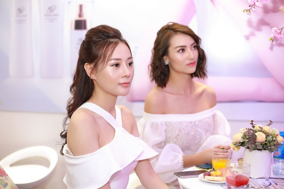 “Quỳnh búp bê” duyên dáng đọ sắc cùng “chân dài” Hồng Quế - 6 Và liên tục là tâm điểm của các ống kính, máy quay.