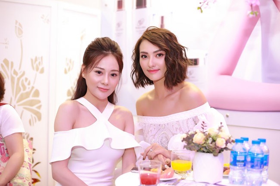 “Quỳnh búp bê” duyên dáng đọ sắc cùng “chân dài” Hồng Quế - 4 Tham dự sự kiện này cùng Phương Oanh còn có người mẫu Hồng Quế. Bà mẹ một con nổi bật với chiều cao lý tưởng, vóc dáng hoàn hảo và gương mặt mịn màng.