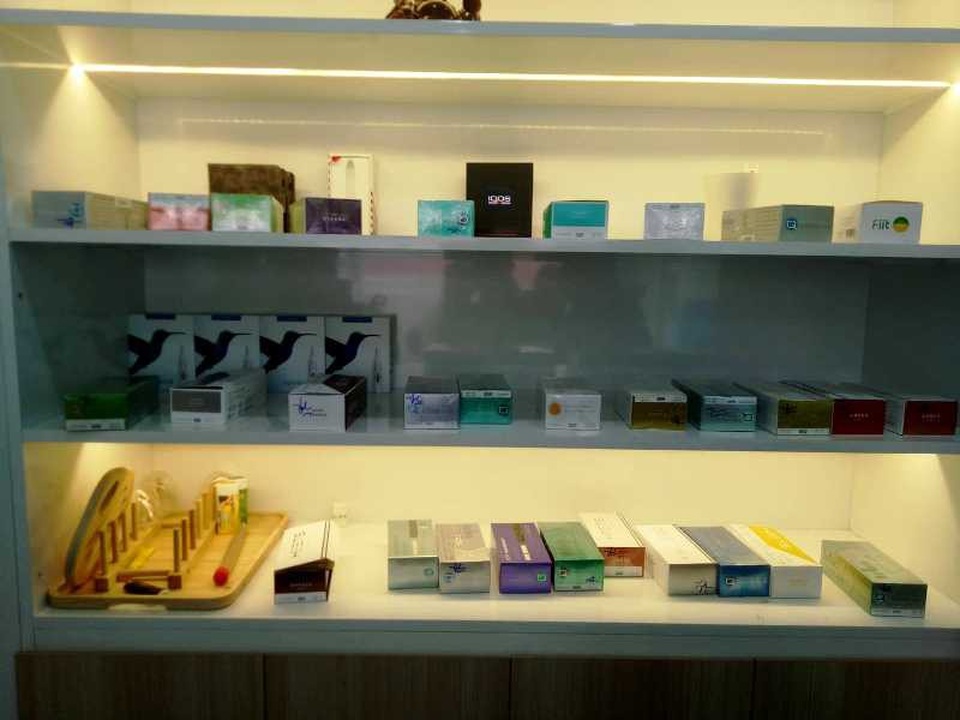Tạm giữ hàng trăm đồng hồ Rolex, Omega, Hublot… không rõ nguồn gốc - 3 Phía cửa hàng thuốc lá chưa xuất trình được hóa đơn, chứng từ theo quy định