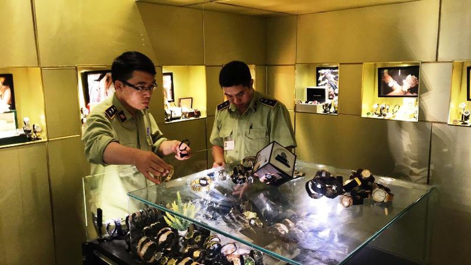 Tạm giữ hàng trăm đồng hồ Rolex, Omega, Hublot… không rõ nguồn gốc - 6 Hơn 500 đồng hồ mang các thương hiệu đắt tiền bị tạm giữ